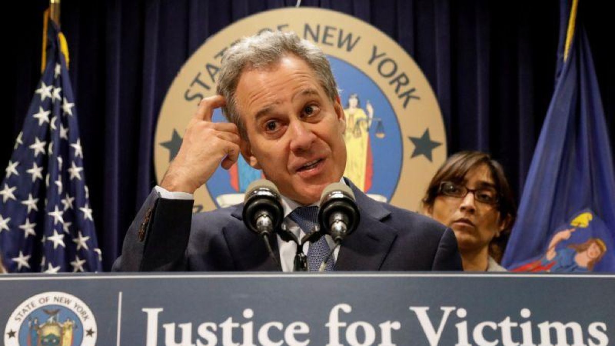 El fiscal general de Nueva York, Eric Schneiderman, durante la rueda de prensa en la que informó sobre la demanda federal contra Harvey Weinstein, el pasado febrero.-BRENDAN MCDERMID (REUTERS)
