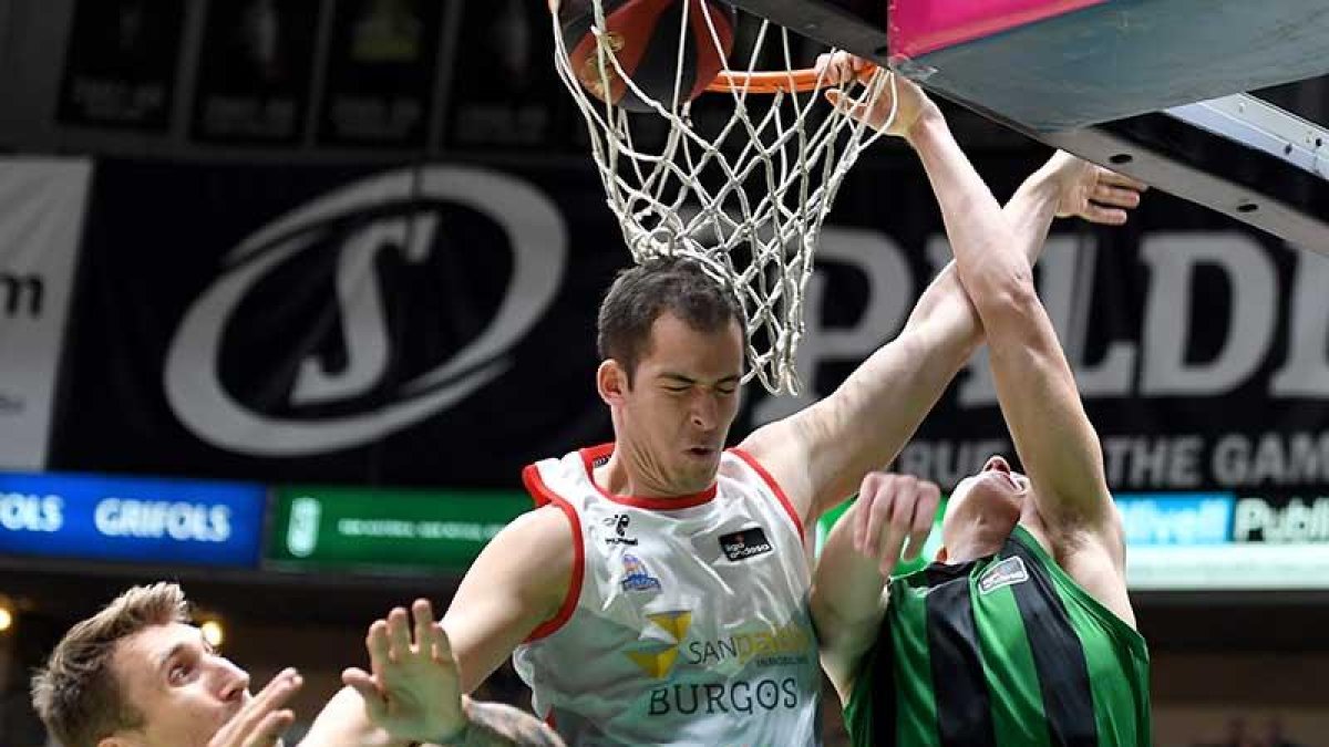 Javi Vega y Salvó, en un lance del partido contra la Penya.-ACB PHOTO