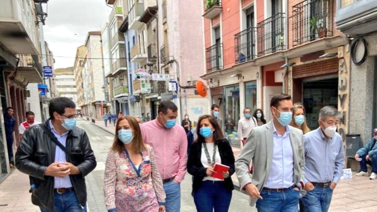 El alcalde de Burgos, Daniel de la Rosa, y la diputada nacional y secretaria provincial del PSOE, Esther Peña, junto a varios cargos socialistas en Briviesca donde se reunieron con Virginia Barcones. ECB