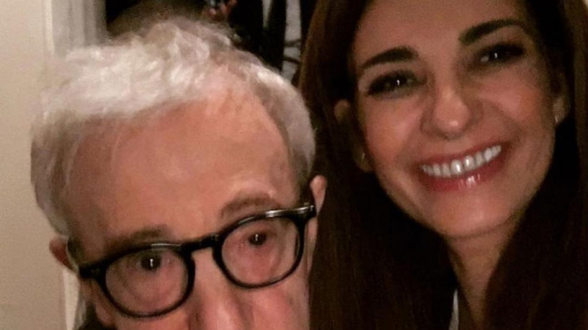 Mariló Montero se ha hecho un selfi con Woody Allen en el café Carlyle, donde toca su clarinete el director.-INSTAGRAM