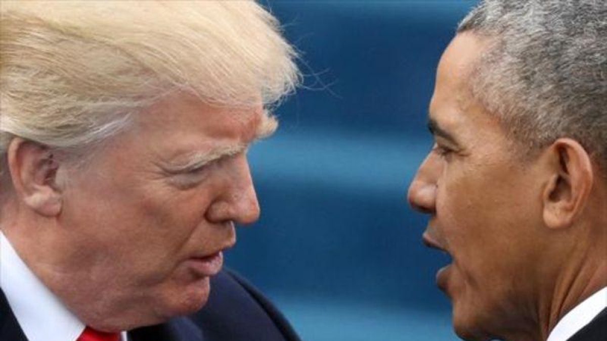 Barack Obama saluda a Donald Trump en su toma de posesión como presidente de EEUU, el pasado 20 de enero en el Capitolio.-REUTERS / CARLOS BARRIA