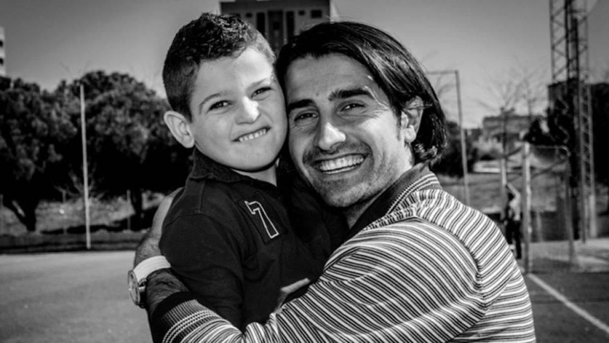 El pequeño de seis años con el futbolista Rubén de la Red.-ECB