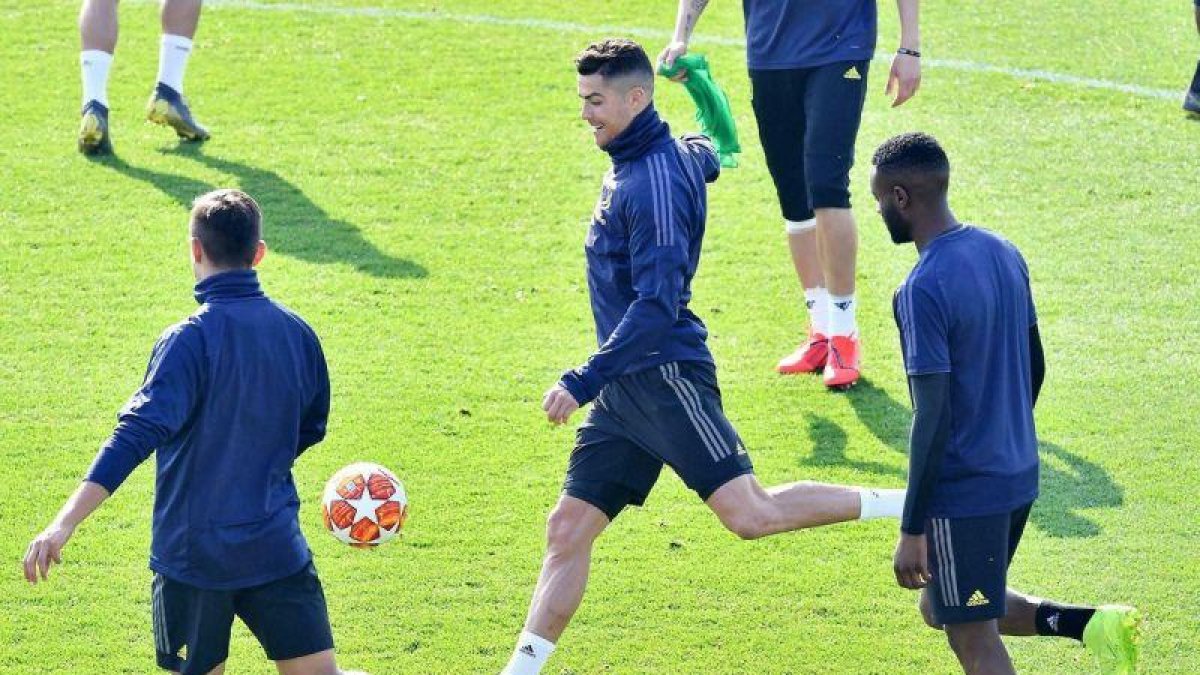 Cristiano Ronaldo, en el centro, durante el último entrenamiento de la Juventus en Turín.-ANSA