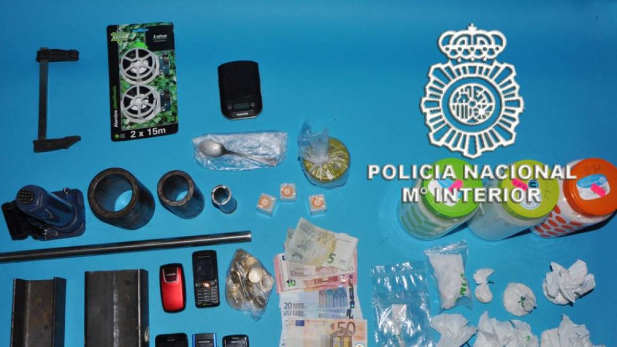 Material incautado al detenido por la Policía.-ECB