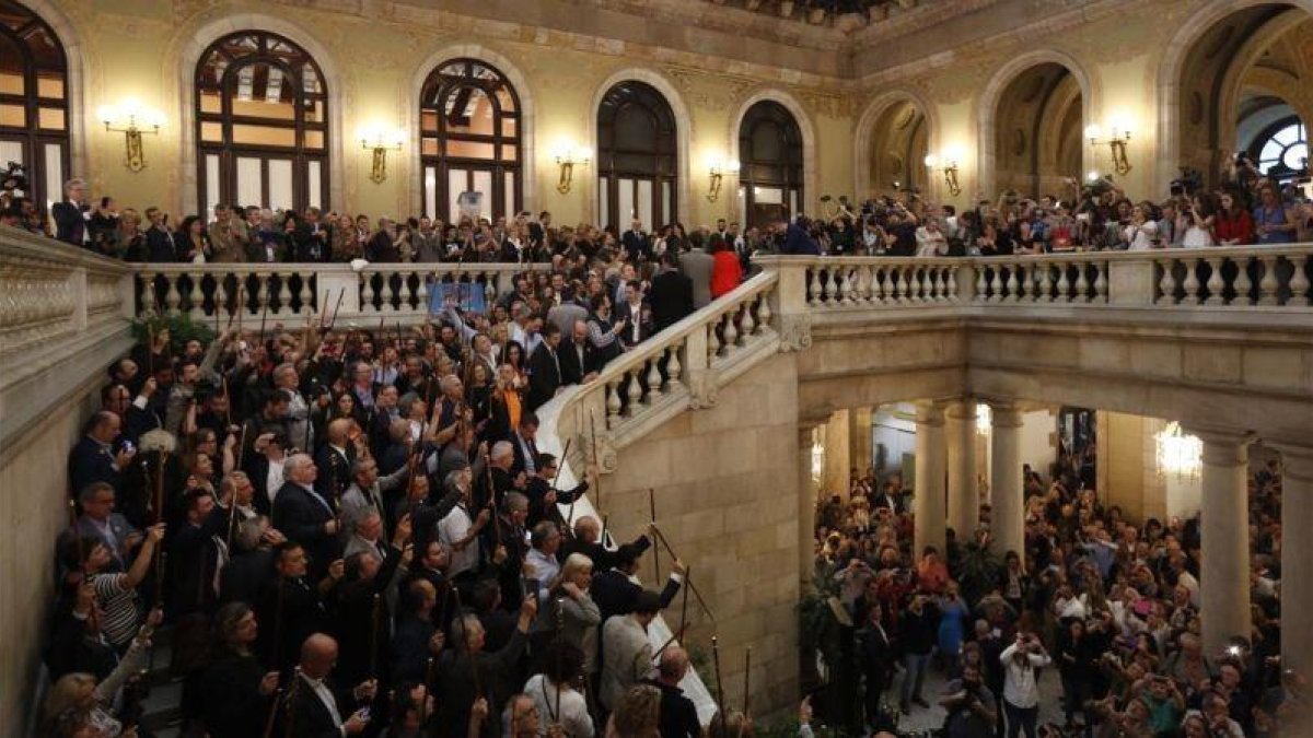 Alcaldes independentistas ocupan las escaleras del Parlament, tras el pleno del pasado 27 de octubre en el que se realizó la declaración unilateral de independencia.-ALBERT BERTRAN