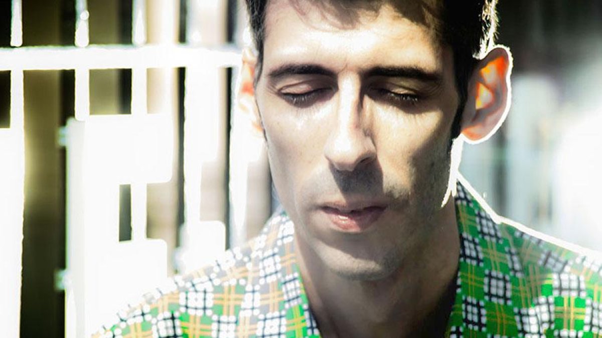 Álvaro Barriuso da un paso más en su trayectoria y firma su primer trabajo en solitario.-Abajo Izquierdo