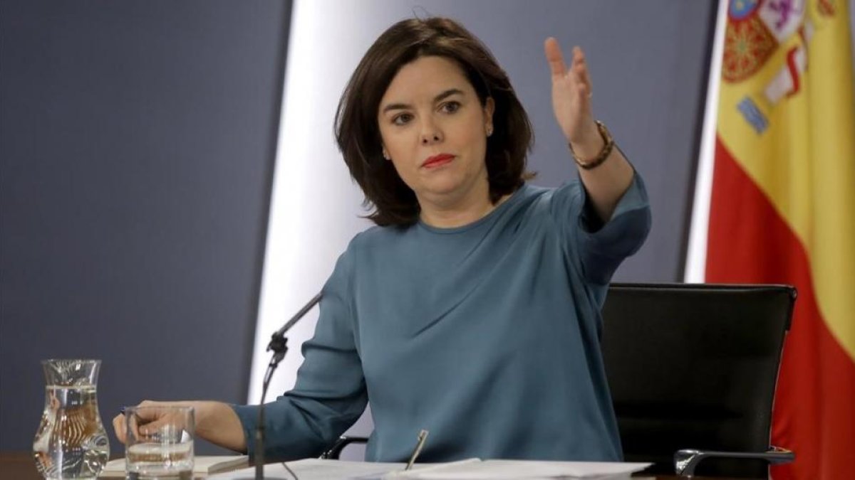 Soraya Sáenz de Santamaria, durante la rueda de prensa posterior al Consejo de Ministros, este viernes, en Madrid.-JOSÉ LUIS ROCA