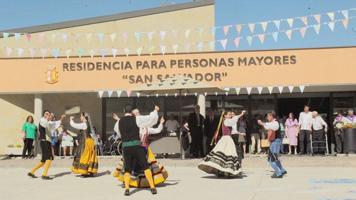Un momento de la bienvenida a las autoridades, en su visita a las instalaciones residenciales.-G. G.