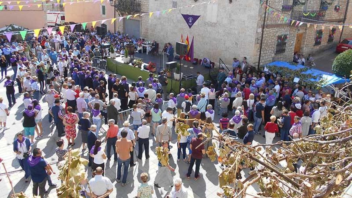 El pregón reunió a vecinos de Moradillo, de la comarca y de toda la provincia que no dudaron en sumarse a la fiesta.-L.V.