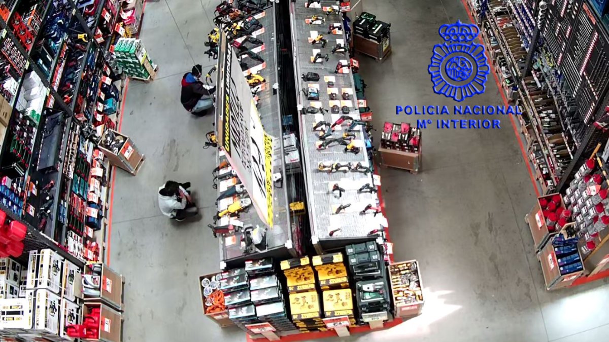 Imagen de la cámara de seguridad en la que aparecen los dos detenidos en pleno hurto. POLICÍA NACIONAL