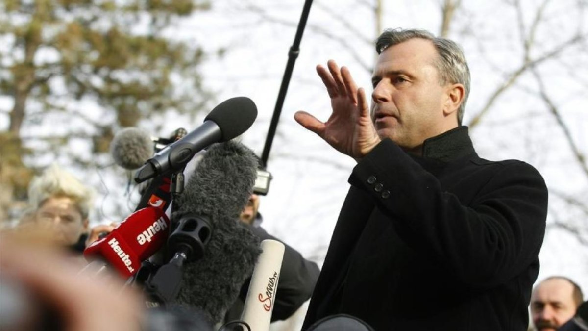 El candidato ultra Norbert Hofer tras despositar su voto.-ERWIN SCHERIAU