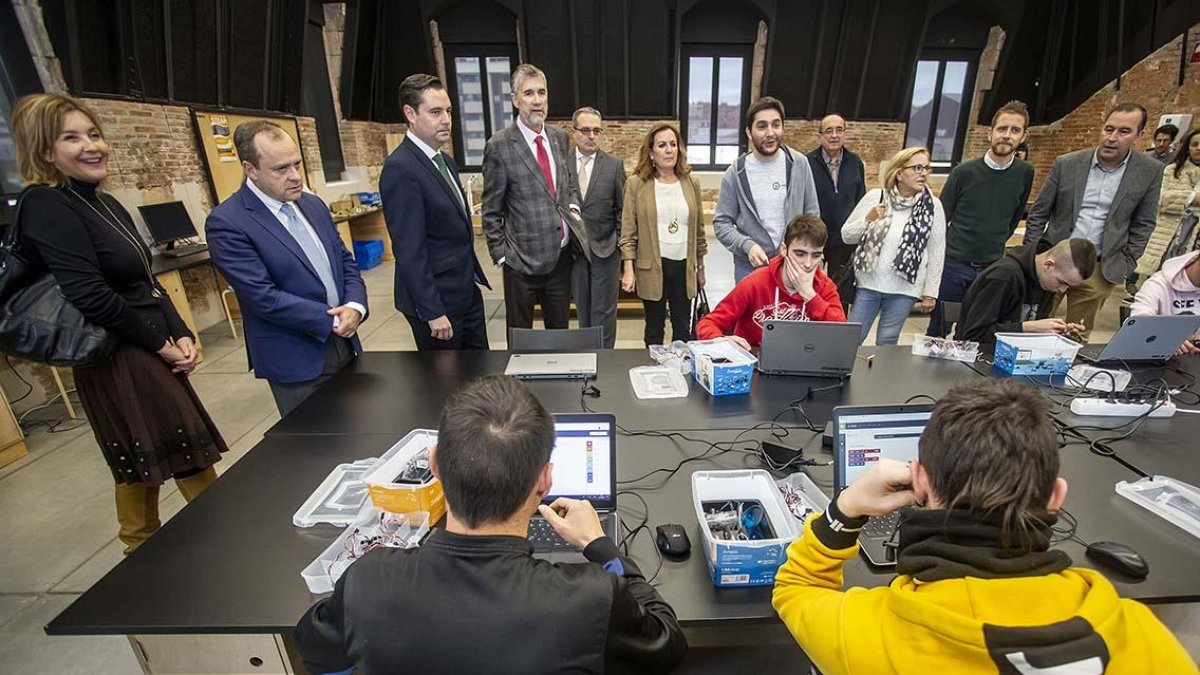 Varios concejales de la Corporación municipal, el alcalde De la Rosa y el rector Perez Mateos visitaron las instalaciones de la Estación.-SANTI OTERO
