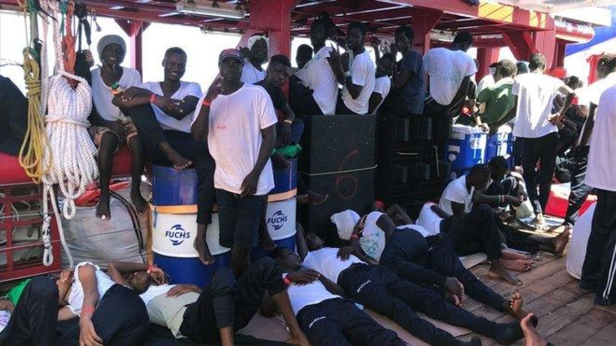 Parte de las personas rescatadas en la cubierta del ’Ocean Viking’.-AFP