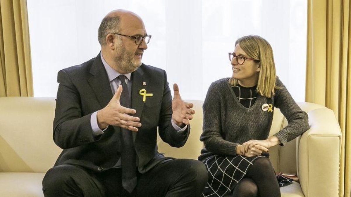 Eduard Pujol y Elsa Artadi, en el Parlament.-JOAN CORTADELLAS