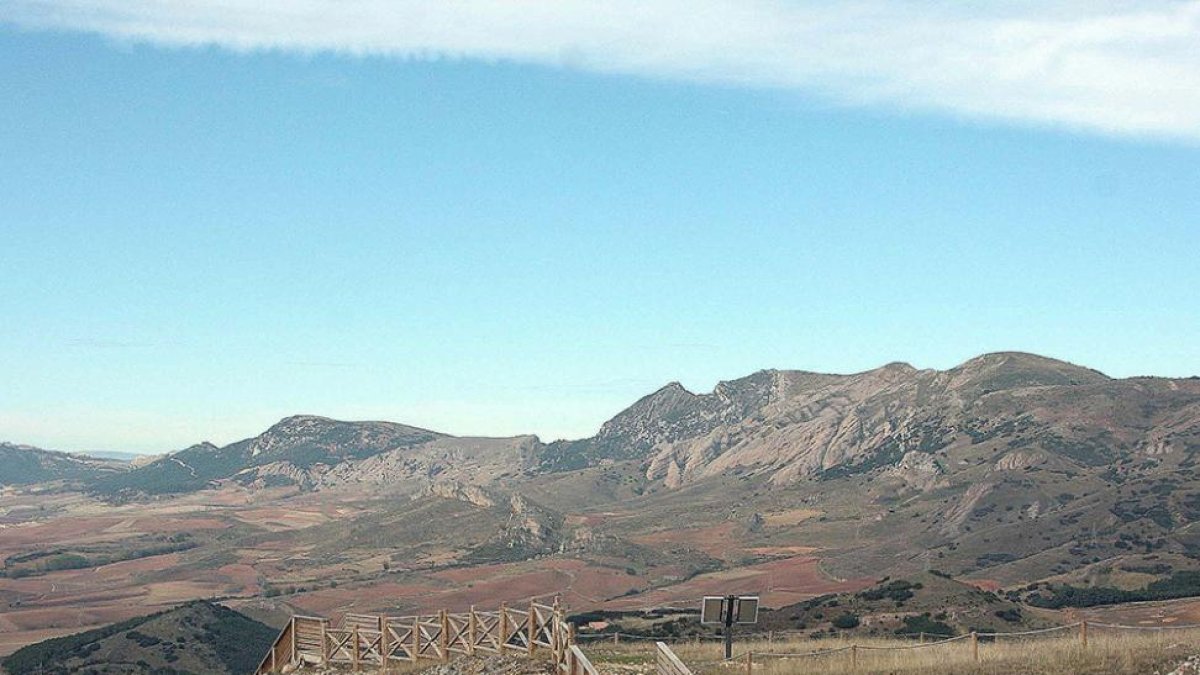 Las pasarelas permiten acceder a los antiguos fuertes y dependencias.-G.G.
