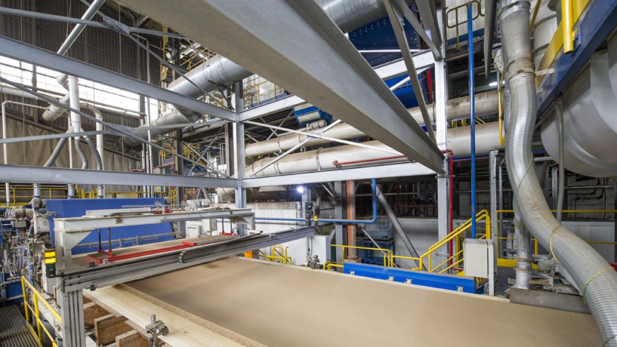 Interior de la fábrica de Kronospan. ISRAEL L. MURILLO