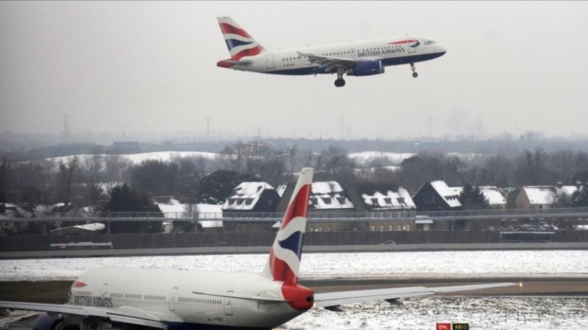 Un avión de British Airways en el aeropuerto de Heathrow en diciembre.-ANDY RAIN