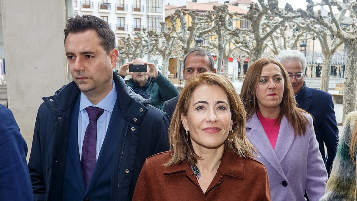 De la Rosa junto a la ministra Sánchez durante su visita a Briviesca. SANTI OTERO