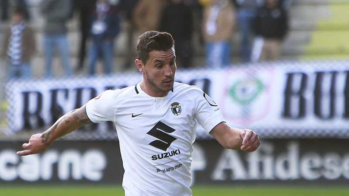 Adrián Cruz conduce un balón en un choque en El Plantío-Raúl G. Ochoa