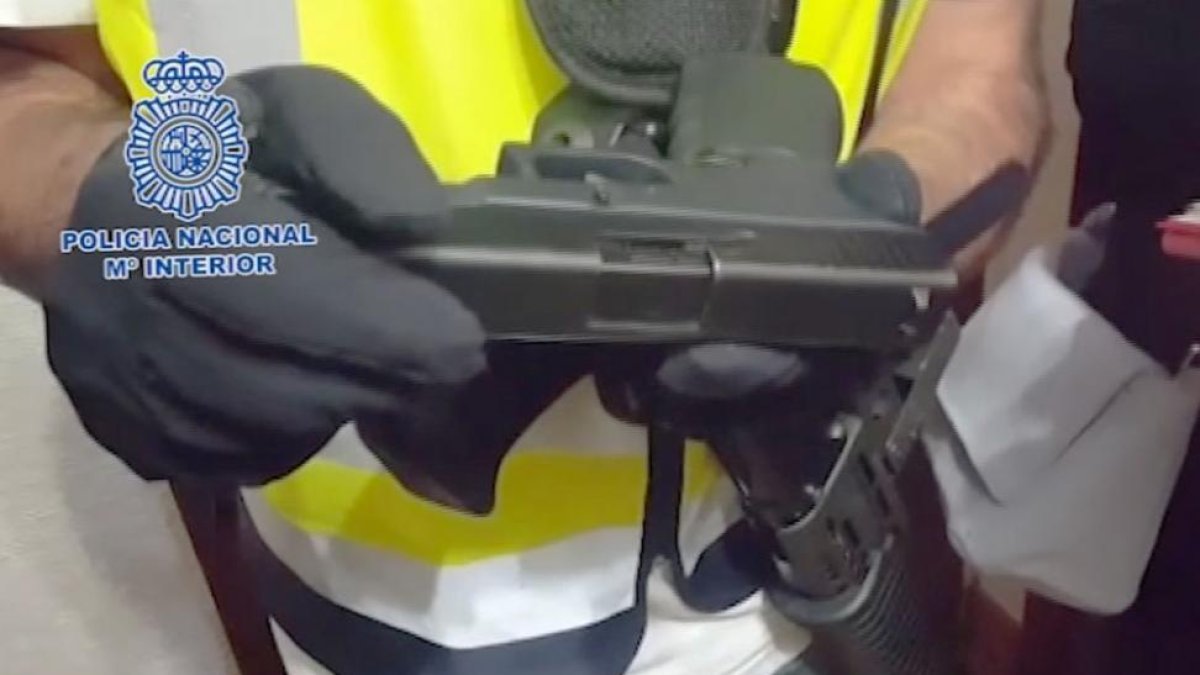 Una de las armas que portaba uno de los detenidos.-ECB