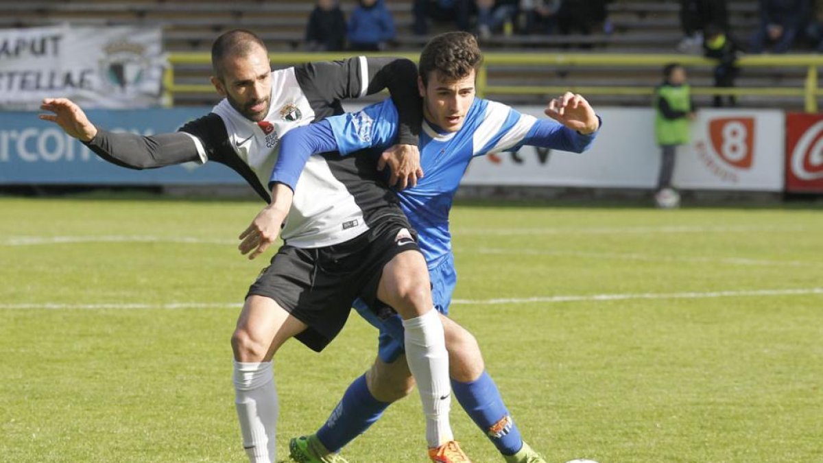 Rodri, que no jugará el sábado por sanción, disputa el balón con un jugador de la Peña Sport.-SANTI OTERO