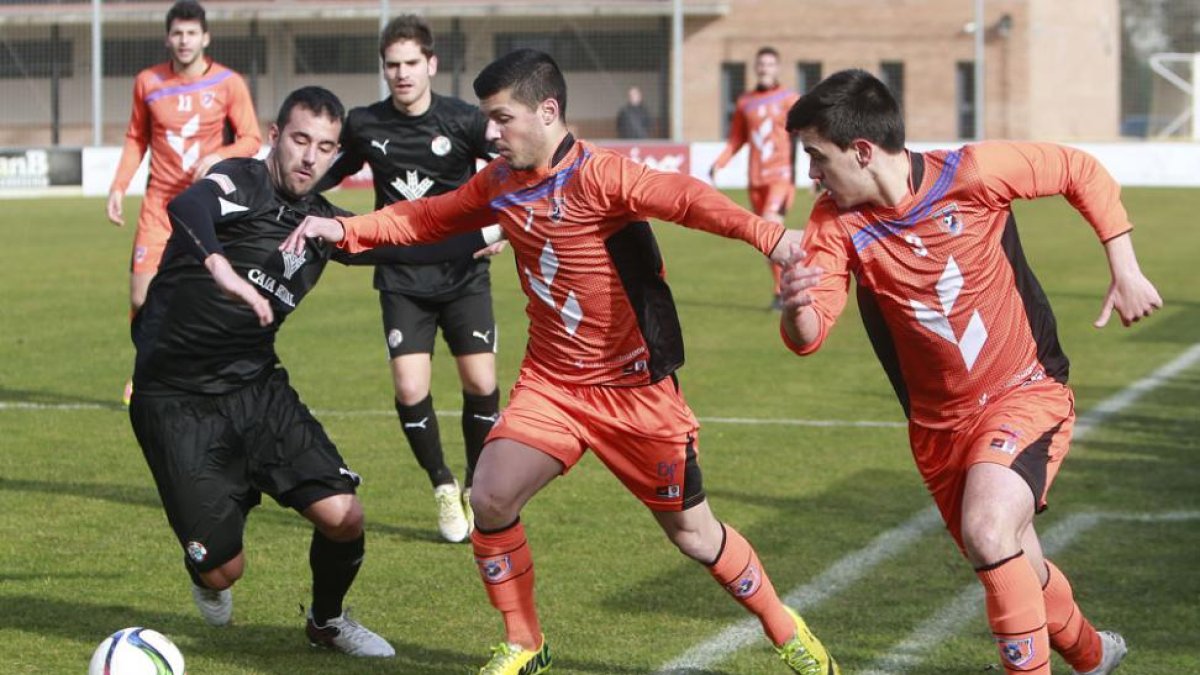 Manza, muy activo en la primera mitad, pugna un balón con un defensor del Zamora CF-Raúl G. Ochoa