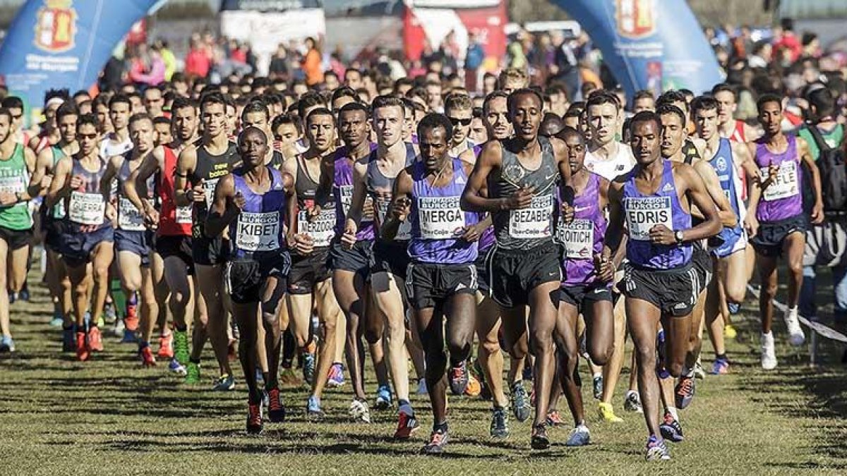 Pistoletazo de salida a la prueba elite masculina de la edición de 2015.-SANTI OTERO