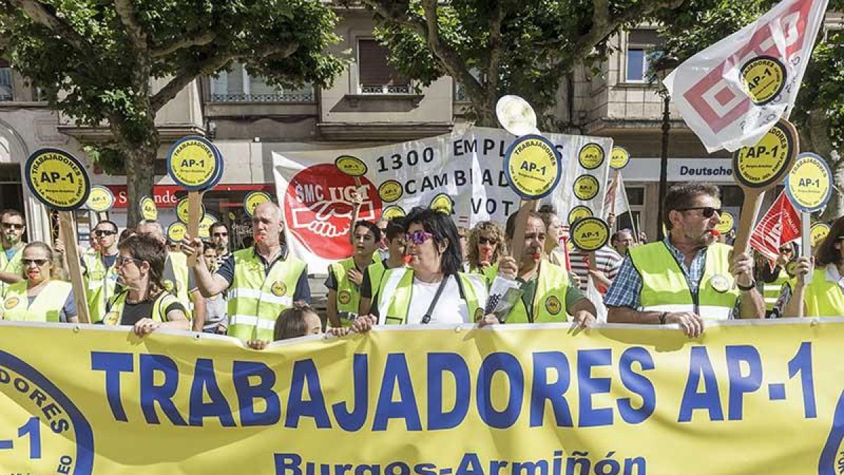 Trabajadores protestan frente a la Subdelegación del Gobierno.-SANTI OTERO