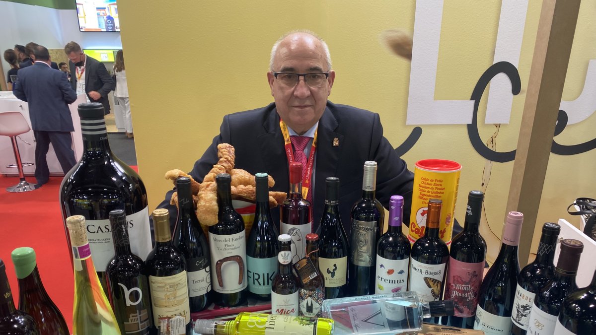 Jesús María Sendino, diputado y responsable de Burgos Alimenta, posa con productos de los 31 expositores que participan en el Salón Gourmets. ECB