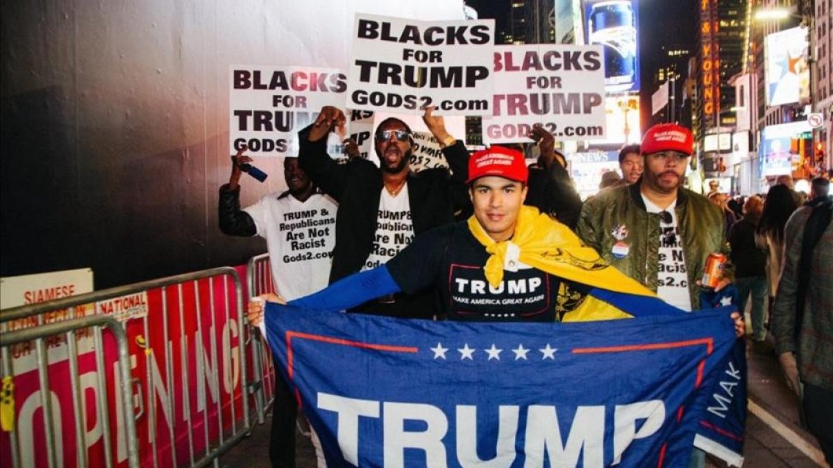 Seguidores de Donald Trump en el Times Square de Nueva York.-EFE