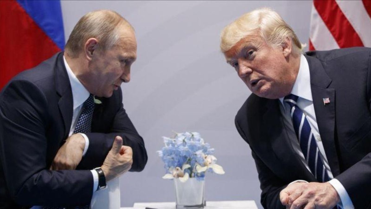 Encuentro entre Trump y Putin en el G-20 en Hamburgo.-EVAN VUCCI / AP