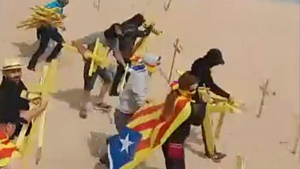 Tensión en playas catalanas por unas cruces amarillas-VÍDEO: ATLAS