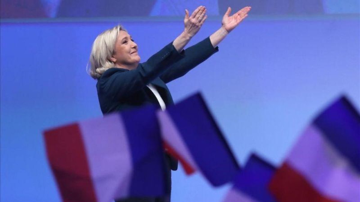 Le Pen se dirige al público durante el acto de Reagrupación Nacional en París.-JACQUES DEMARTHON (AFP)