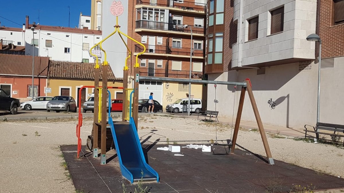 Marcos tiene problemas para concentrarse, hablar con fluidez y para controlar sus estímulos