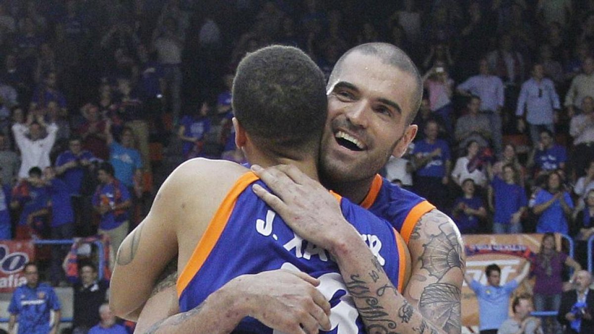 Pep Ortega celebra con Jeff Xavier el segundo ascenso deportivo a ACB, el 18 de mayo de 2014.-SANTI OTERO