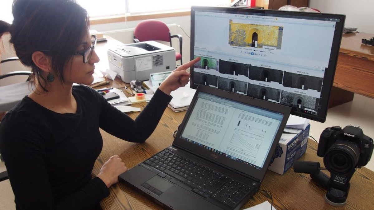 Susana del Pozo muestra el estudio de patologías en fachadas y construcciones civiles a partir de imágenes láser y multiespectrales que está realizando.-EL MUNDO