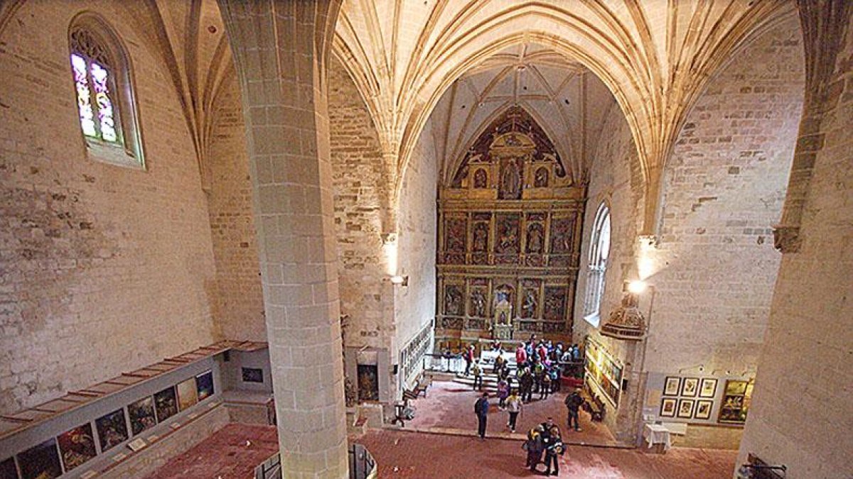 El interior de la iglesia combina piezas sacras con arte de distintos estilos.-G. G.
