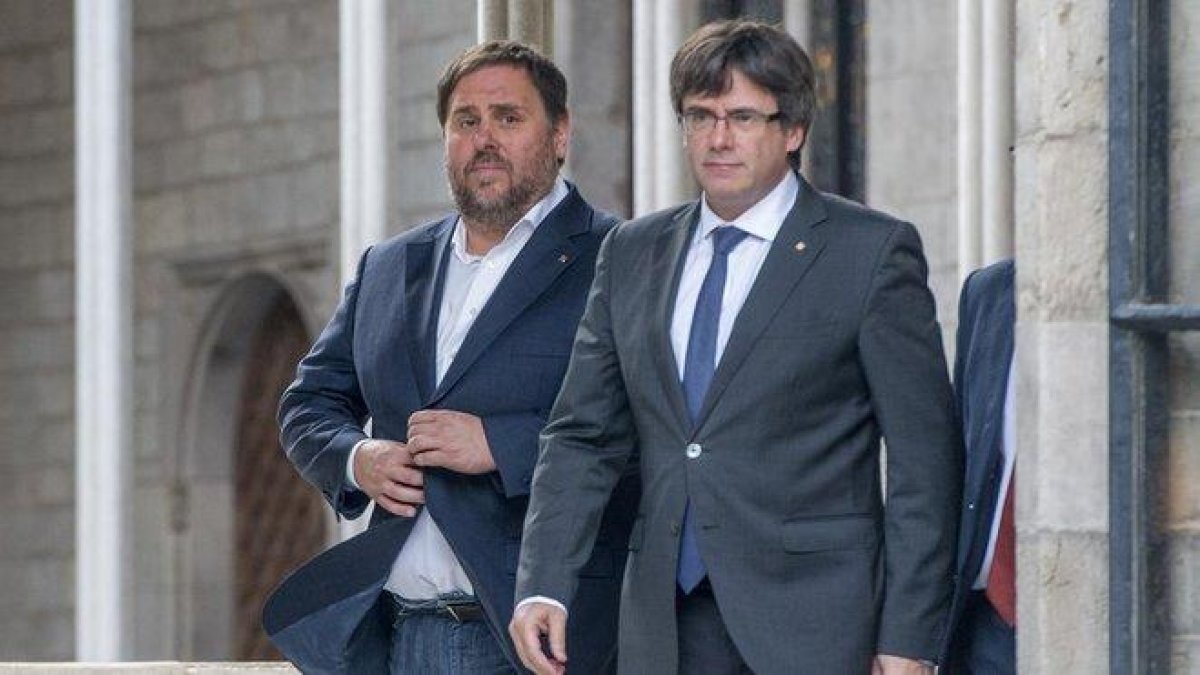 Oriol Junqueras y Carles Puigdemont, en el Palau de la Generalitat, en una imagen de octubre del 2017.-FERRAN SENDRA