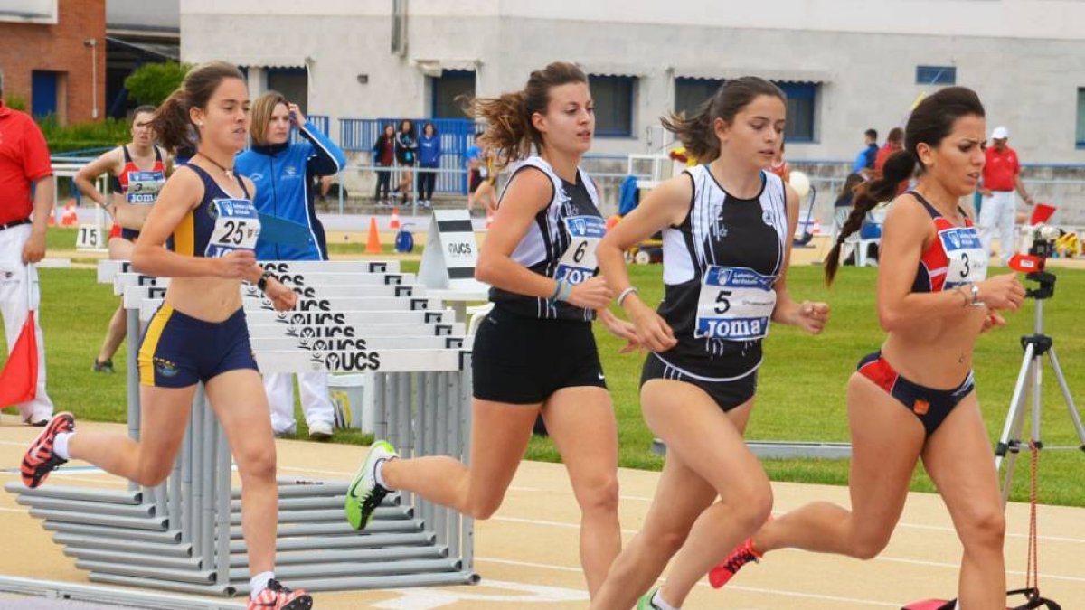 Un instante de la carrera de 1.500 ml, con las burgalesas Lidia Campo, Laura Segura y Silvia Pérez-ECB