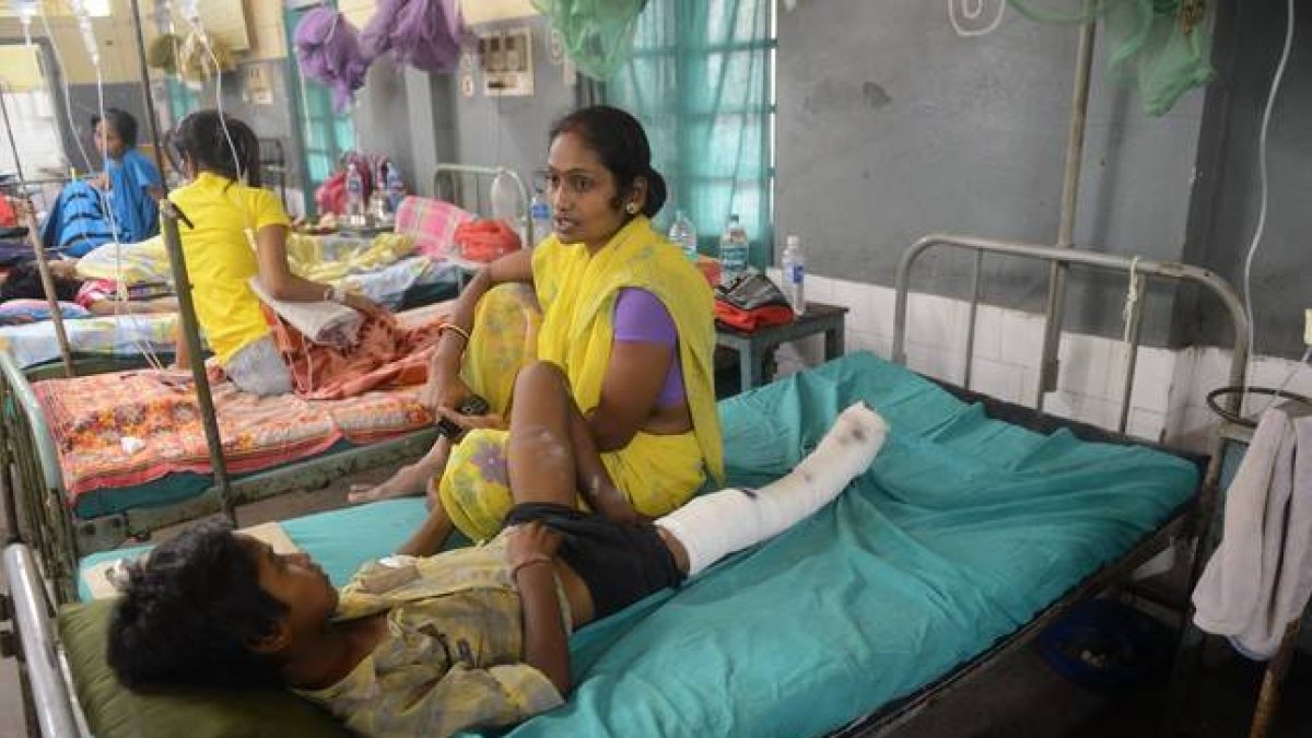 Un paciente indio recibe tratamiento en el Hospital de Siliguri como consecuencia del terremoto de Nepal.-AFP