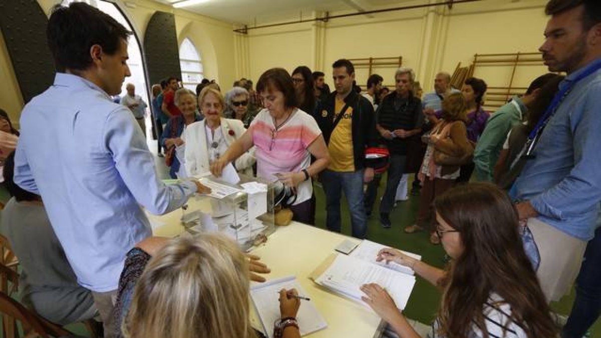 Ciudadanos votando en un colegio electoral del barrio de Gràcia.-JULIO CARBÓ
