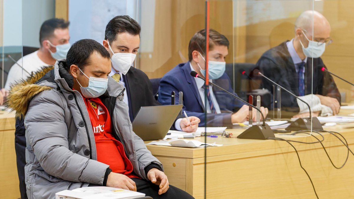 David D.J., con cazadora gris, en una de las sesiones del juicio por el asesinato del escayolista de Miranda. SANTI OTERO