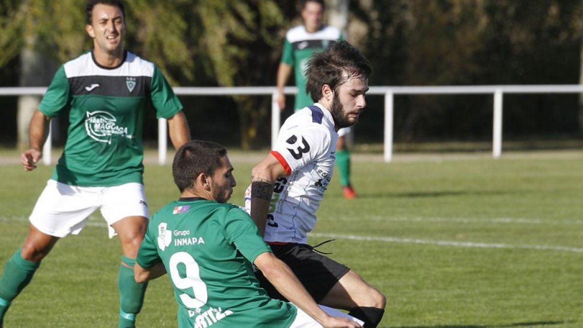 Cerezo intenta salvar la entrada del jugador del Villamuriel César, ayer, en Pallafría.-SANTI OTERO