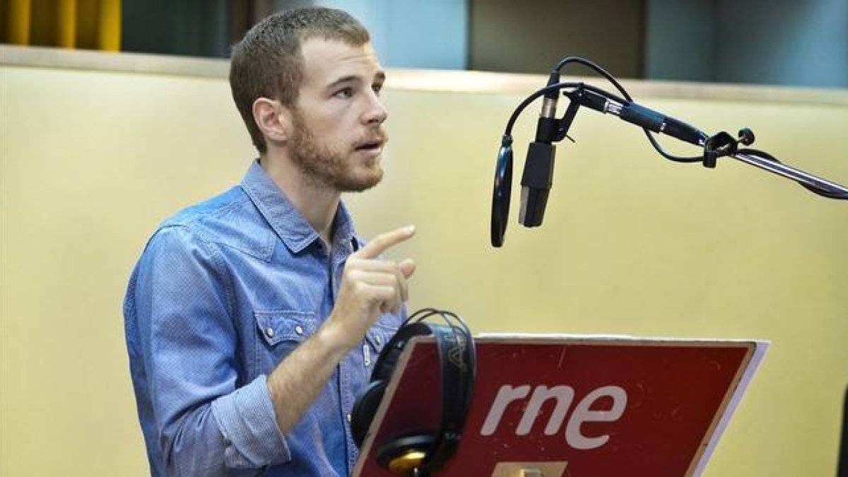 El actor Álvaro Cervantes, durante la grabación de la ficción sonora 'Carlos de Gante'.-Foto: RTVE