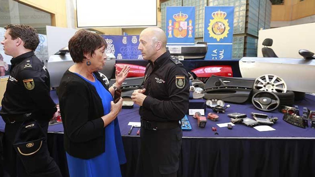 La delegada del Gobierno en Castilla y León, Mercedes Martín, conversa con el jefe del Grupo II de la Policía Judicial de Burgos, Alfonso Rodríguez.-RAÚL G. OCHOA