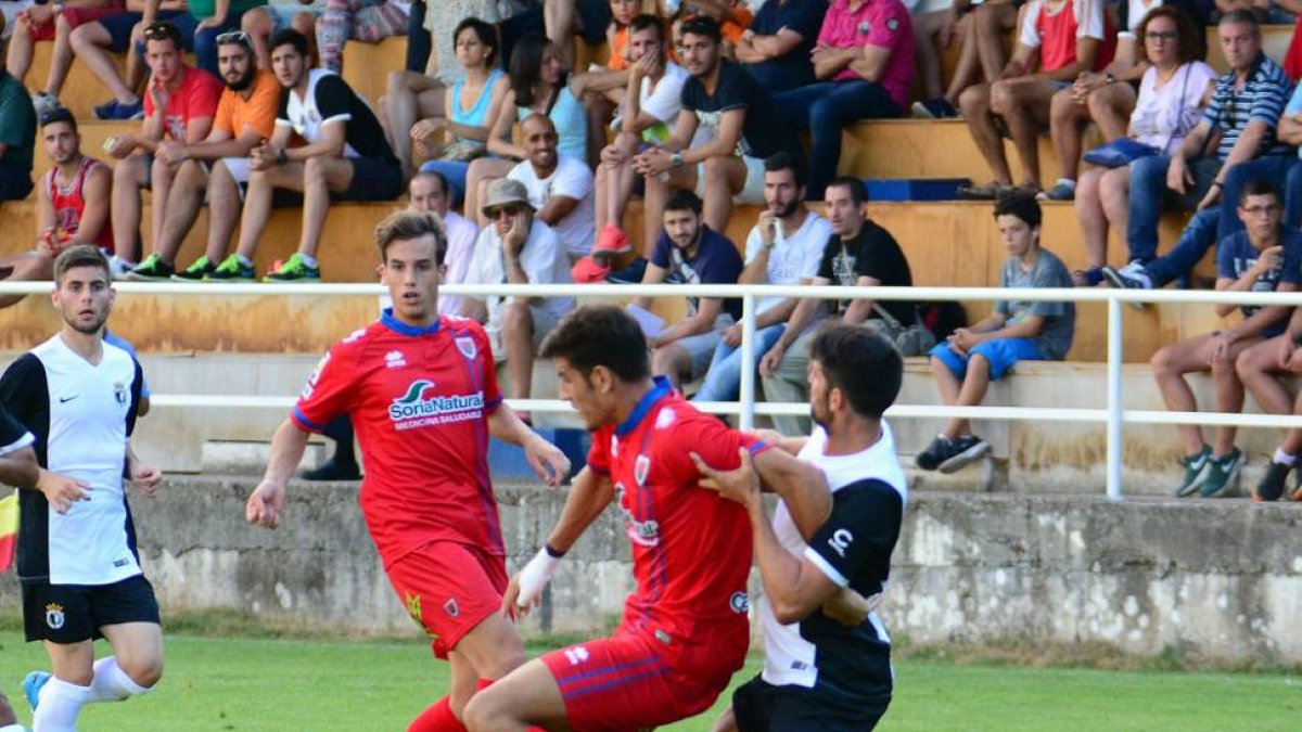 Imagen del encuentro que jugó el Burgos en San Leonardo de Yagüe ante el Numancia.-DIARIO DE SORIA