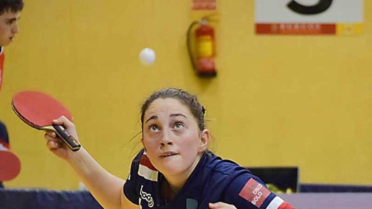 Elvira Rad se dispone a sacar durante el partido del sábado.-