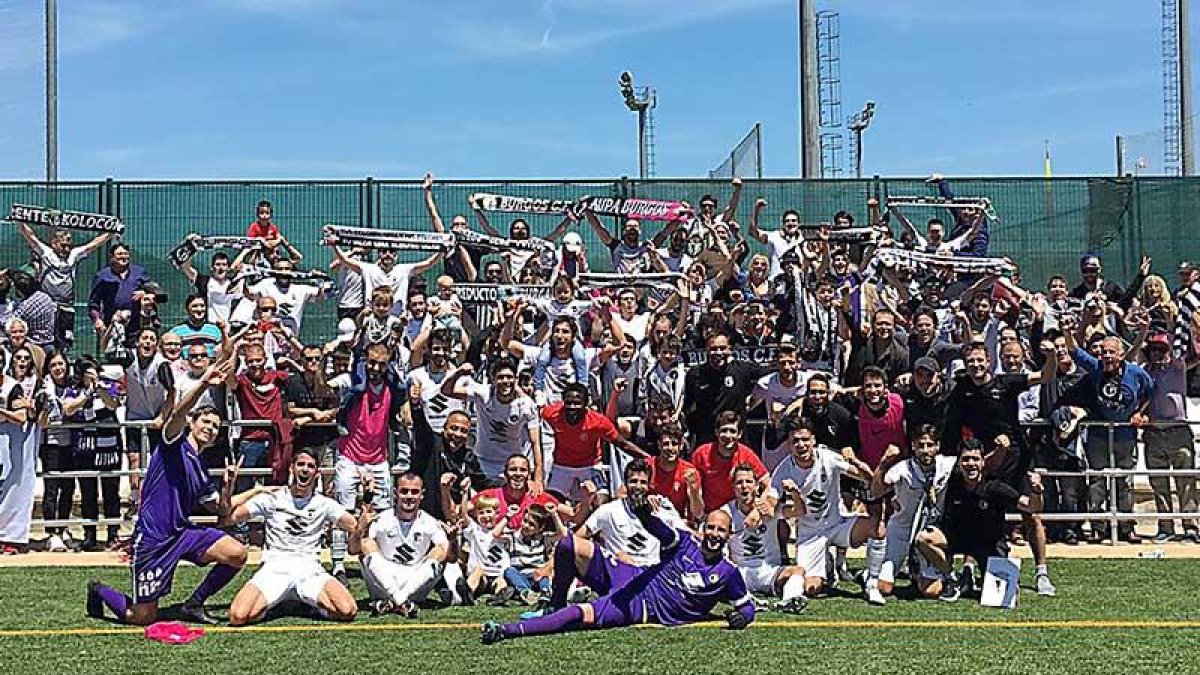 El equipo celebró el triunfo con la afición.-@BURGOS_CF