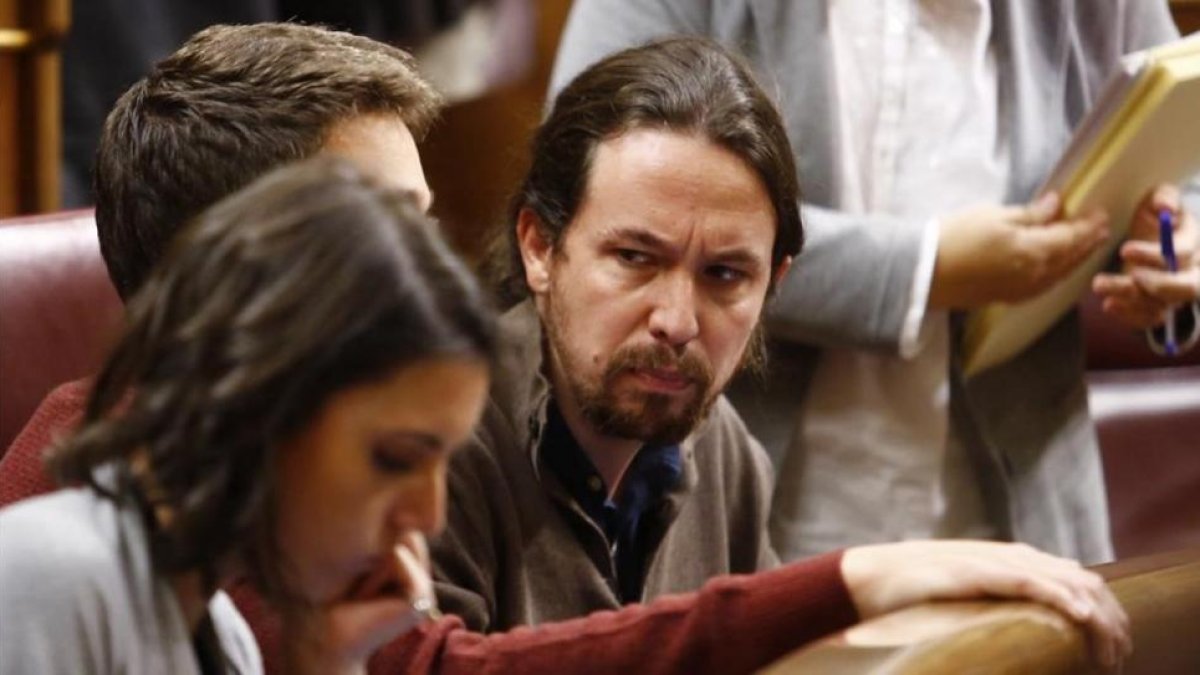 Pablo Iglesias mira con reproche a Íñigo Errejón en el Congreso.-AGUSTIN CATALAN