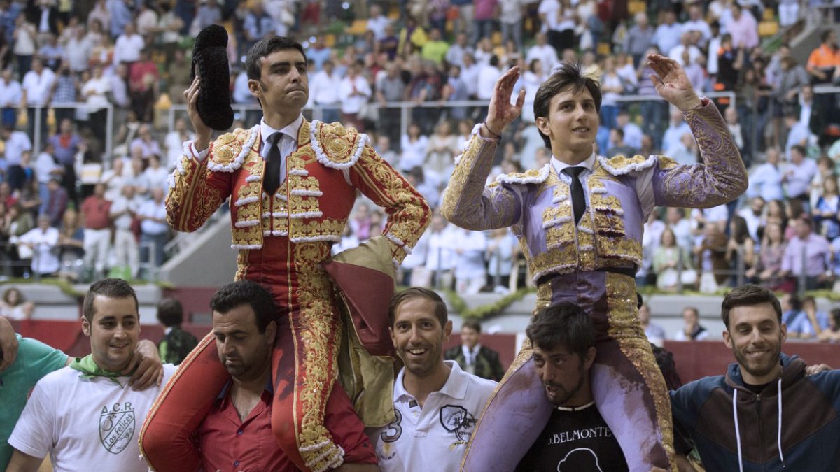 Miguel Ángel Perera y Roca Rey salen a hombros tras un festejo en  Burgos. SANTI OTERO